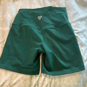 ARITZIA TnaLIFE™ Atmosphere Hi-Rise 7” Short GEEEN SIZE SMALL